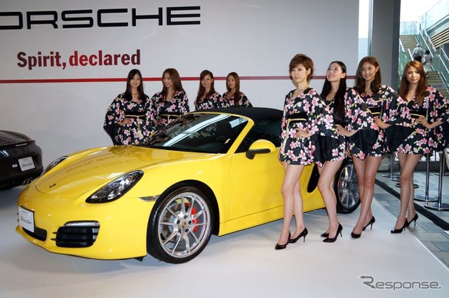 ポルシェの新型ボクスター発表会、モデルガールズも登場