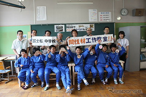 トヨタ紡織 工作教室 ベンチの完成を喜ぶ生徒たち