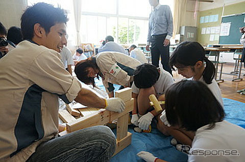 トヨタ紡織 工作教室 ベンチの製作に取り組む社員ボランティアと生徒たち