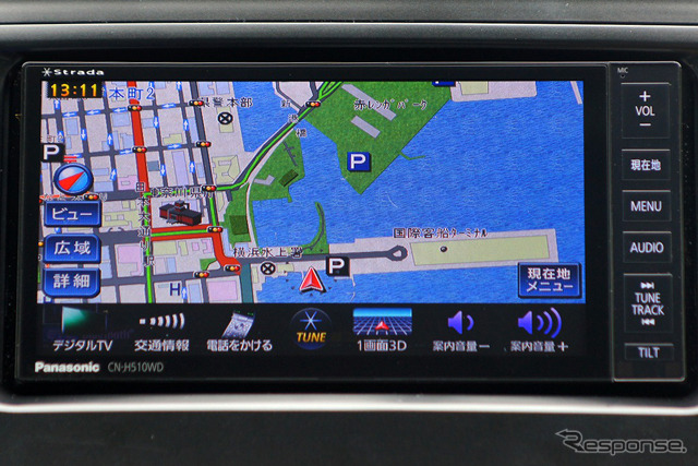 普段はすっきりとした地図図面だが、運転席側から手をかざすと画面下にランチャーメニューが表示される。