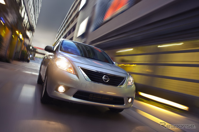 日産ヴァーサ・セダン