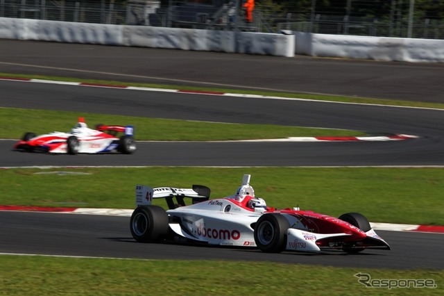 Jリーグ会場でフォーミュラマシンがデモ走行
