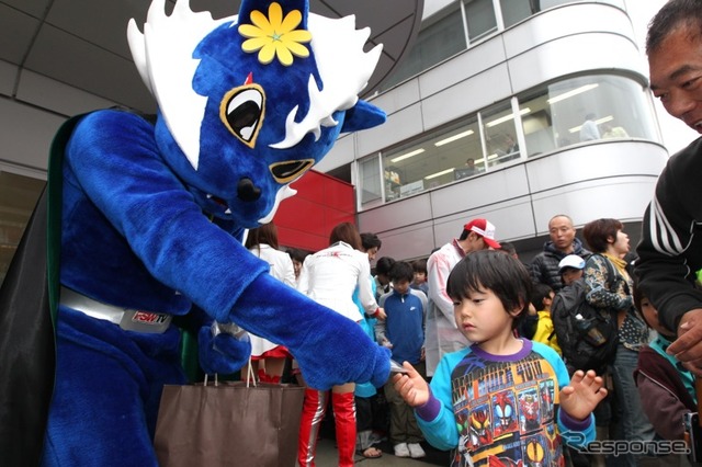 Jリーグ会場でフォーミュラマシンがデモ走行