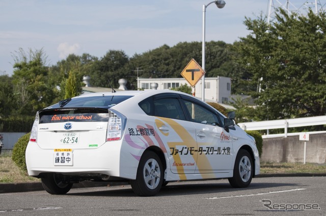 教習者にプリウスなどを導入するファインモータースクール