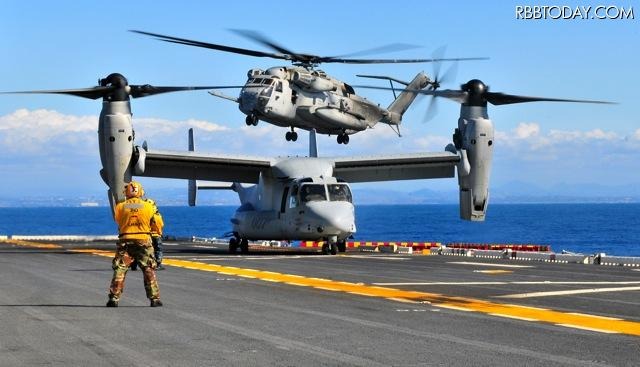 V-22 オスプレイ (c)US Navy。機体に映画「007」のロゴが。