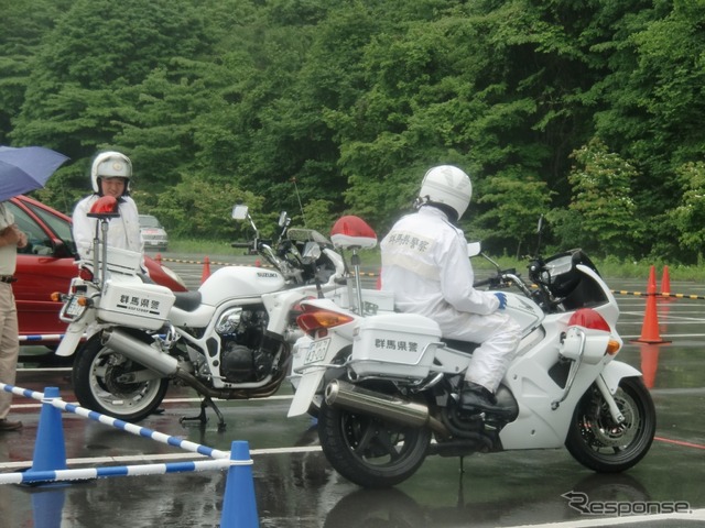 スプレンドーレ・ピクニック開催 地元警察の白バイ隊も子供たちサービスで参加