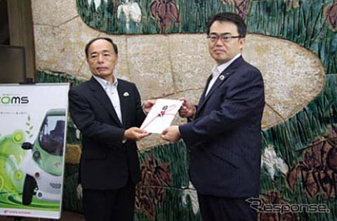 大村知事にコムス寄贈の目録を贈呈