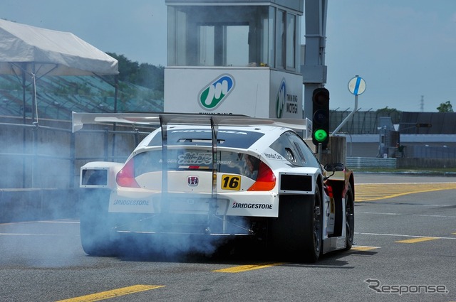 TEAM無限 SUPER GTシリーズ参戦体制発表会での試走