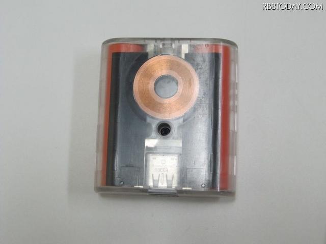 受電側のバッテリにはフラットコイルが付いている