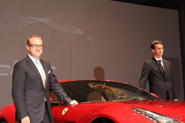 フェラーリ・F12 ベルリネッタ　フェラーリS.p.Aプロダクト・マーケティングマネージャーのアンドレア・バッシ氏(右)とフェラーリ・ジャパンプレジデント&CEOのハーバート・アプロス氏(左)