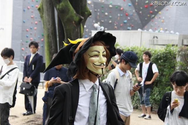 こういう帽子は手作りだろうか。ハロウィンか魔女系のコスプレ流用か