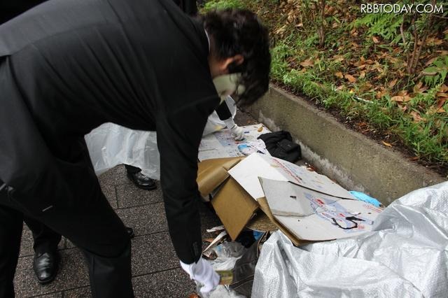 見た目ゴミだが、人のものなので、ゴミだけを選別。あくまで紳士的