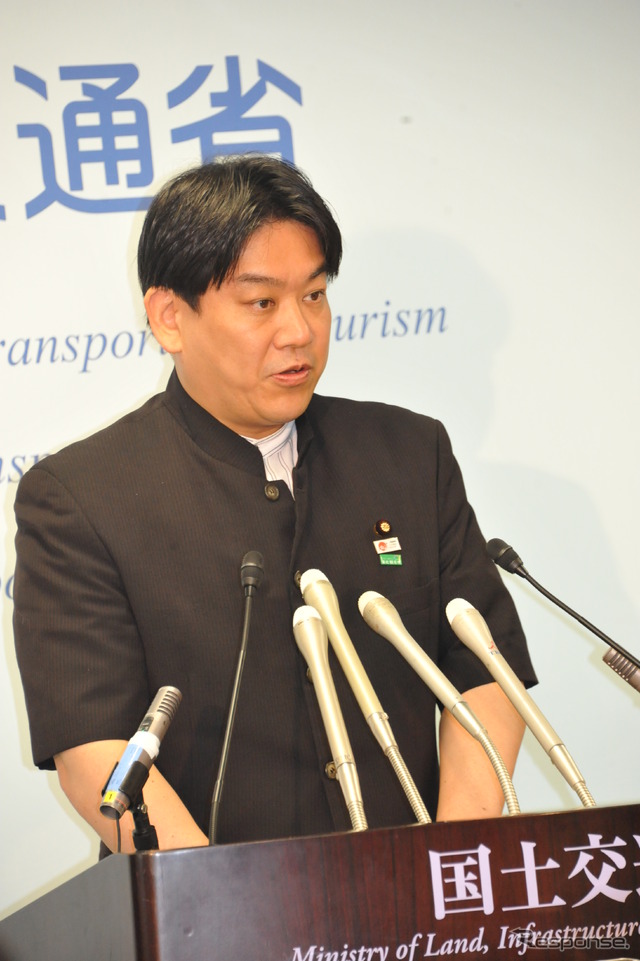 父親譲りの半袖スーツで会見する羽田雄一郎国交相