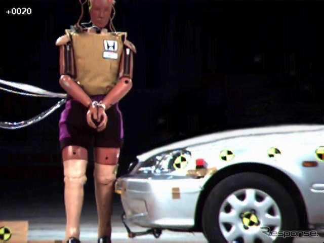 ホンダ、「持ち上がりフード」で歩行者に対する衝撃低減