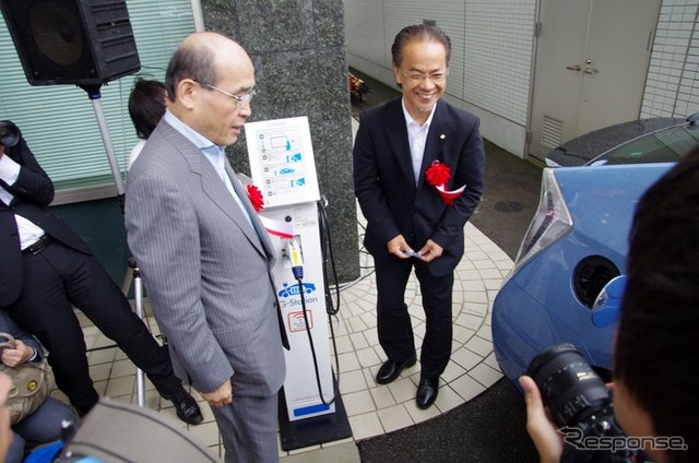 石川県の谷本正憲知事(左)とトヨタ自動車の友山茂樹常務役員
