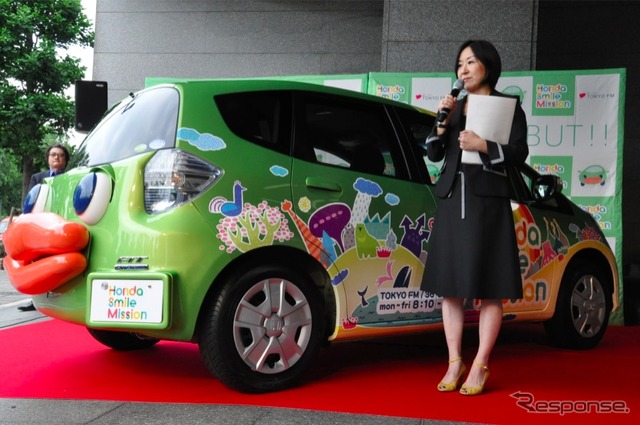 ホンダ フィットハイブリッドがベースのしゃべるクルマ「プチェコ」