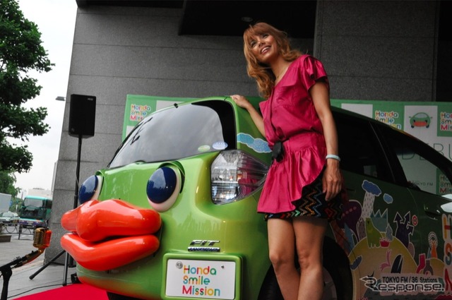ホンダ フィットハイブリッドがベースのしゃべるクルマ「プチェコ」とタレントのSHEILAさん