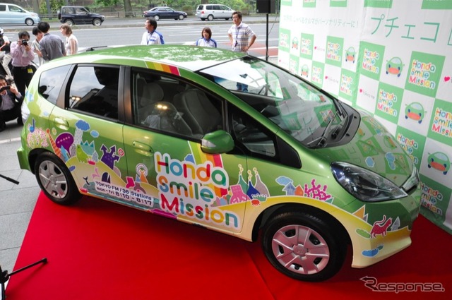 ホンダ フィットハイブリッドがベースのしゃべるクルマ「プチェコ」