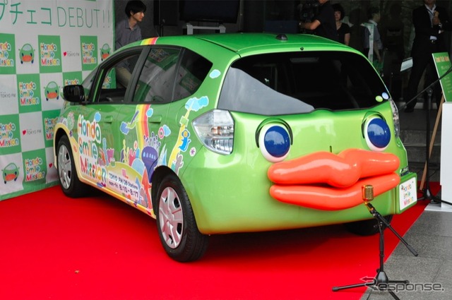 ホンダ フィットハイブリッドがベースのしゃべるクルマ「プチェコ」