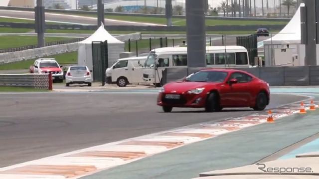 トヨタが中東でドリフトチームを結成。86がヤス・マリーナ・サーキットをデモ走行