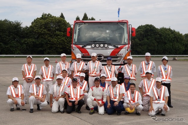 日野、新型レーシングトラックのテスト走行を実施