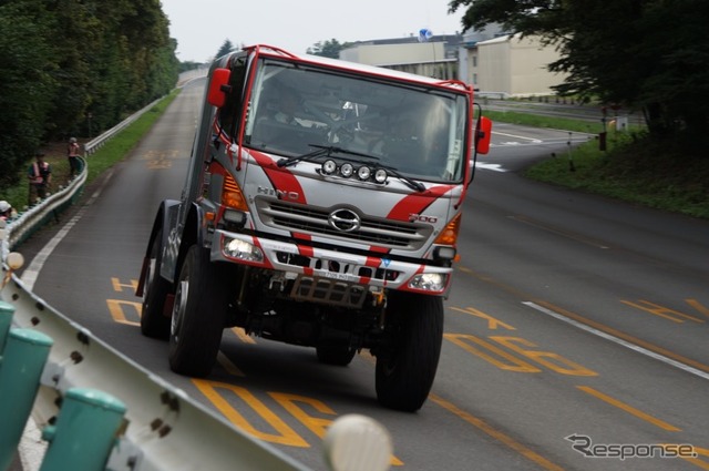 日野、新型レーシングトラックのテスト走行を実施