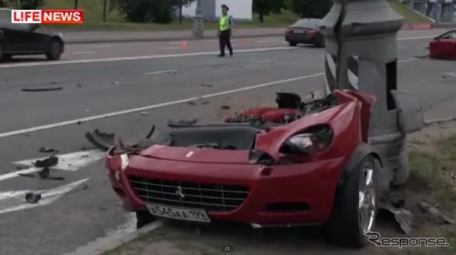 モスクワで事故を起こし、車両が2つに切断されたフェラーリ612スカリエッティ