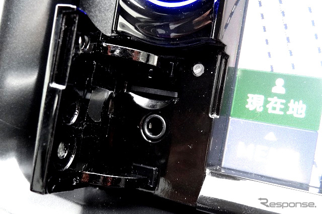 地図や観光データはマイクロSDカードに収録。AUX端子もカバーされていて普段は見えない場所にある。