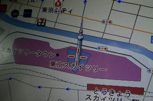 地図のデータベースは最新で、新東名高速道路にも対応。スカイツリーも立っています。