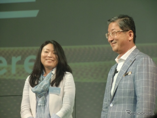 日産自動車の志賀俊之COO（右）と商品企画本部商品企画室チーフプロダクトスペシャリストの水口美絵さん