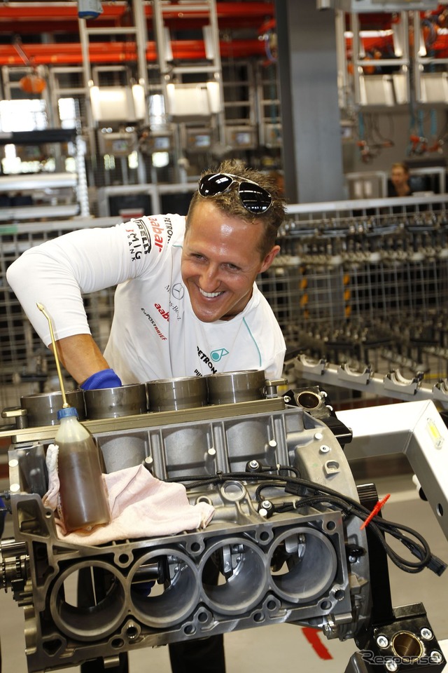 AMG製エンジンを組み立てるシューマッハとロズベルグの両選手