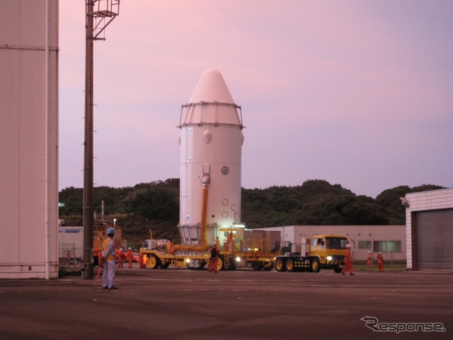 大型ロケット組立棟に移動する「こうのとり」