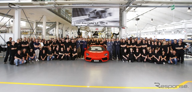 ランボルギーニの本社工場でラインオフし、顧客に引き渡された1000台目のアヴェンタドールLP700‐4