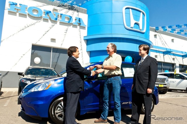 米国カリフォルニア州で一般顧客向けの第1号車が納車されたホンダ フィットEV