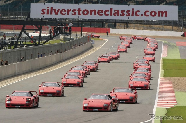 英国シルバーストンサーキットで開催された60台のフェラーリF40によるパレードラップ