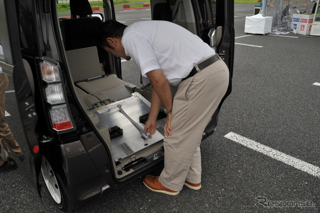 アルミスロープをたたんで収納