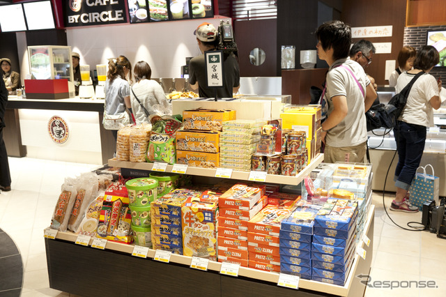 地元産品を並べたショッピングコーナー