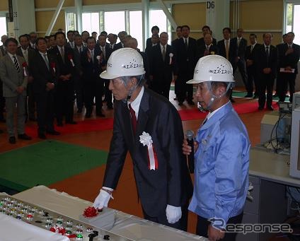 操業開始のボタンを押す住友金属・下妻博相談役