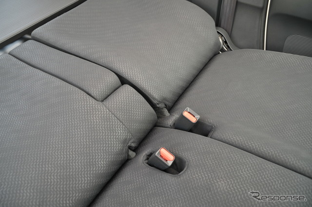 ホンダ・N BOX+では、フルフラット化が意識され、フィート間のスペースが埋められた