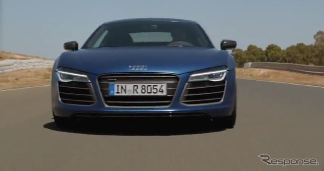 サーキットを走行するアウディR8 V10プラス