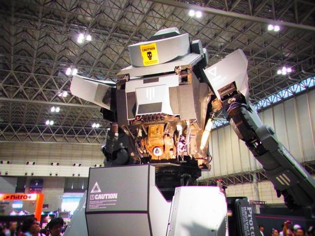 【ワンフェス2012夏】搭乗可能な巨大ロボット「クラタス」、幕張メッセに立つ！