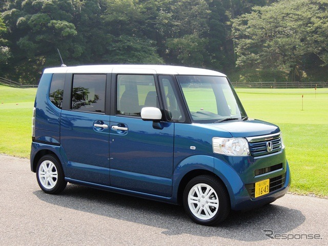 2トーンカラーのボディ。ブルー基本カラーに対してルーフ、ドアミラー、ホイールが白くなる。写真は標準車のターボモデル。