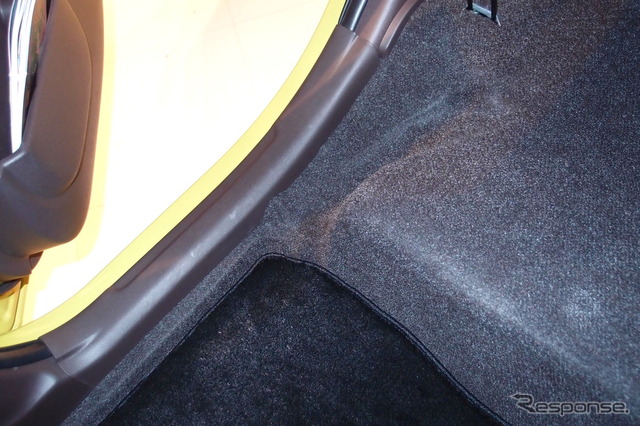運転席後席の床にある溝は自転車のタイヤ用。
