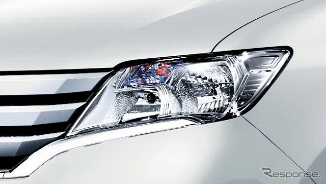 日産 セレナ S-HYBRID ヘッドランプ ブルーインナーレンズ