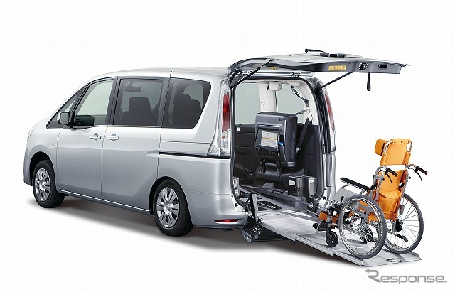 セレナ チェアキャブ スロープタイプ 車いす2名仕様