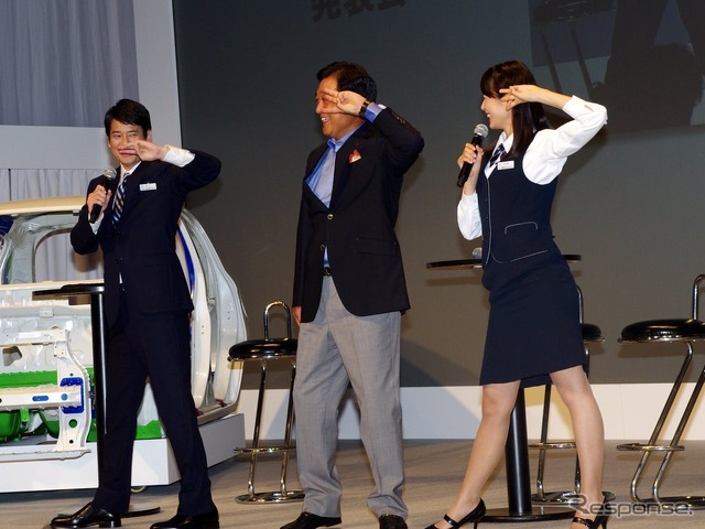 決めポーズをとる唐沢寿明さん、益子修社長、本仮屋ユイカさん