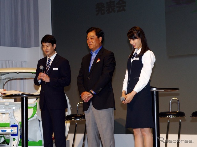 【三菱 新型ミラージュ 発表】益子社長「乗って、ミラージュ！」で決めポーズ［動画］