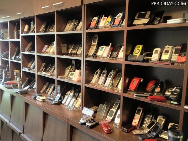 筆者の携帯コレクション。専用の棚には約200台が並んでいる。別室の倉庫には1500台がある。