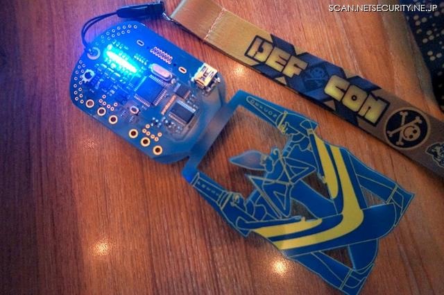 DEFCON 20 バッヂはエジプト神話のデザイン(写真はプレス用)で、赤外線通信やUSB接続が可能。このバッヂ自体も解読する競技になっている