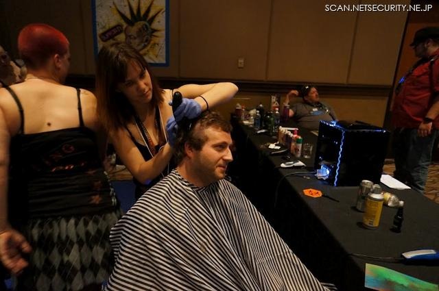 モヒカンにしてくれる「MOHAWK-CON」は、売上をEEF(電子フロンティア財団)に寄付する。会場では一生分のモヒカンを見ることができる。今年は日本人もモヒカンにしている人がいた。オーガナイザーのDark Tangent氏も20周年記念として閉会式で多額の寄付と共にモヒカンにされていた。